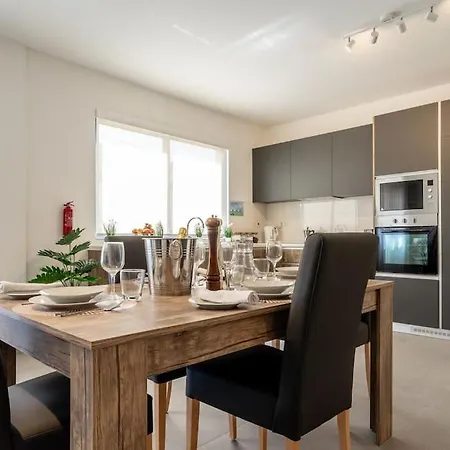 Bright And Spacious 2 Bedroom Appartement *