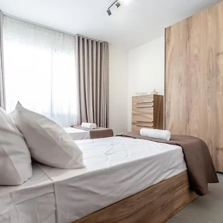 Bright And Spacious 2 Bedroom *